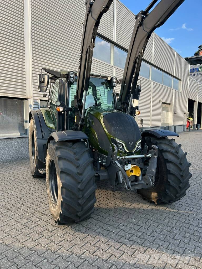 Valtra N155 Tractor met voorlader Traktorit