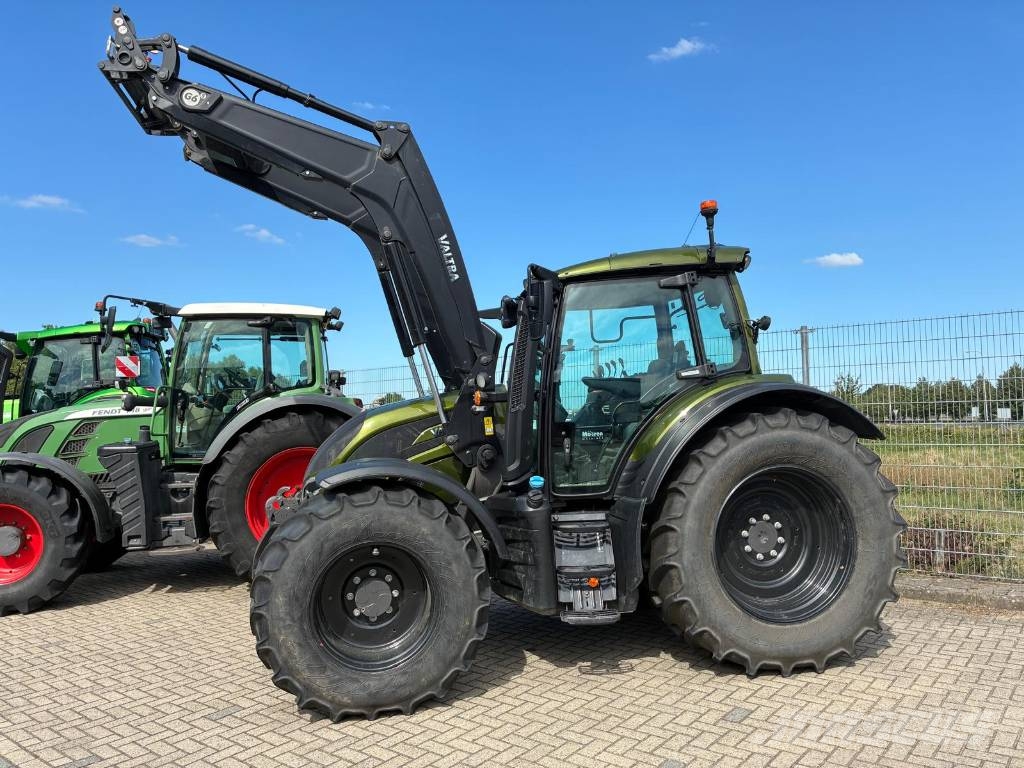 Valtra N155 Tractor met voorlader Traktorit