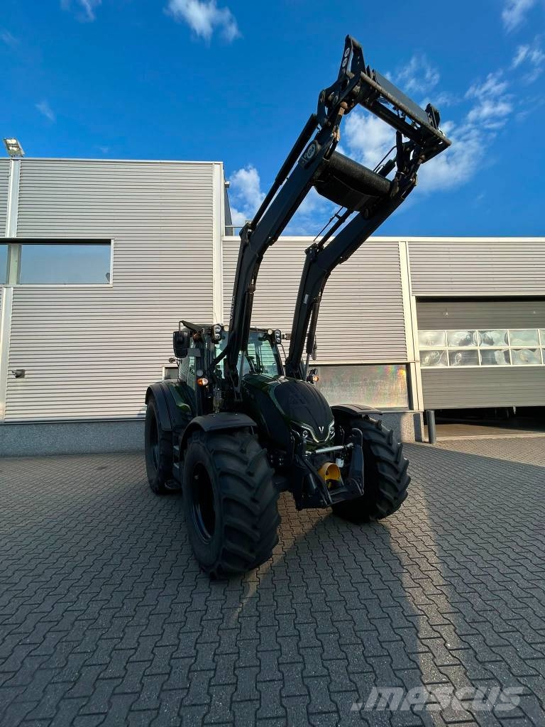 Valtra N155 Tractor met voorlader Traktorit