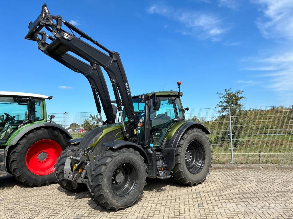 Valtra N155 Tractor met voorlader Traktorit