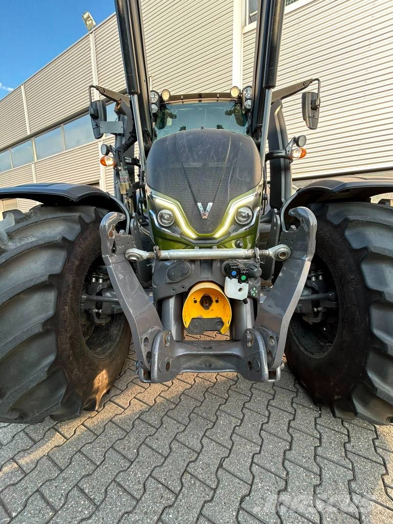 Valtra N155 Tractor met voorlader Traktorit