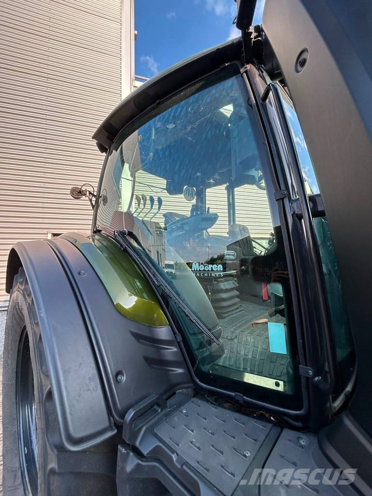 Valtra N155 Tractor met voorlader Traktorit