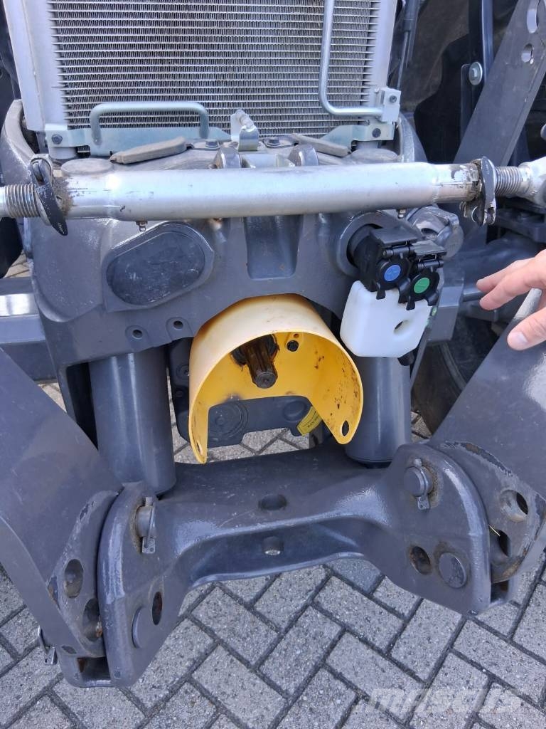 Valtra N155 Tractor met voorlader Traktorit