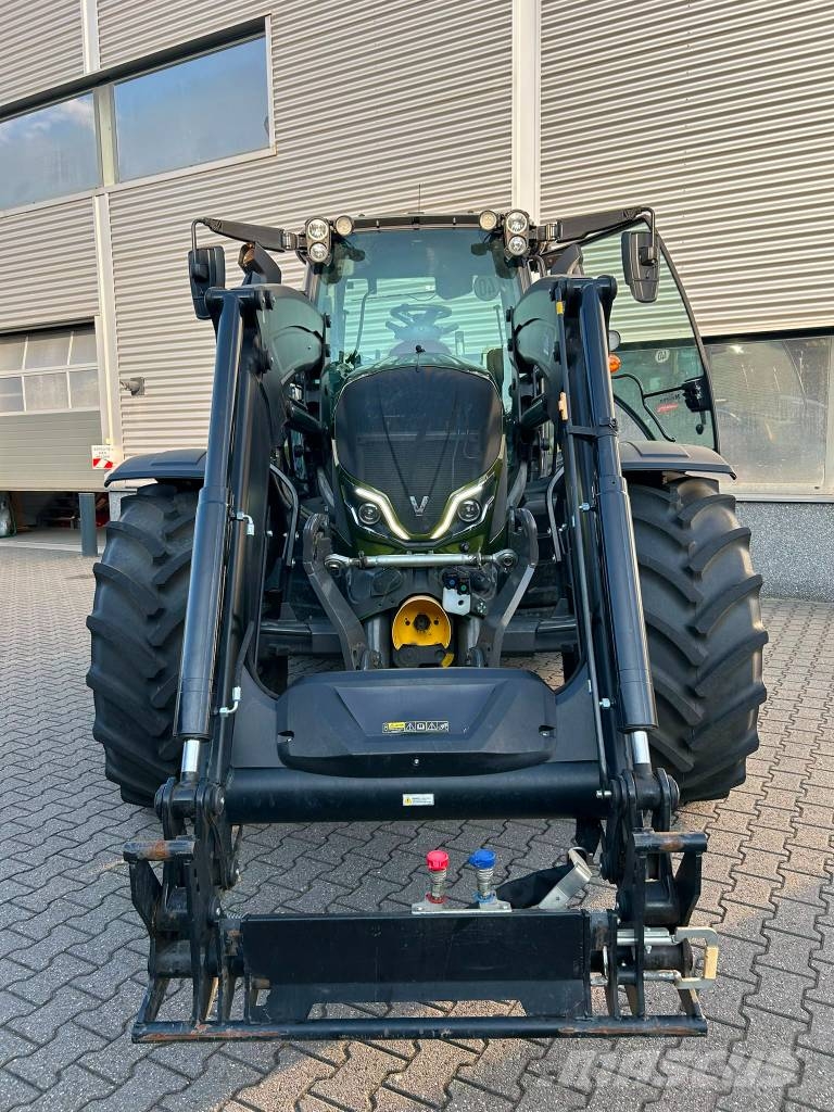 Valtra N155 Tractor met voorlader Traktorit