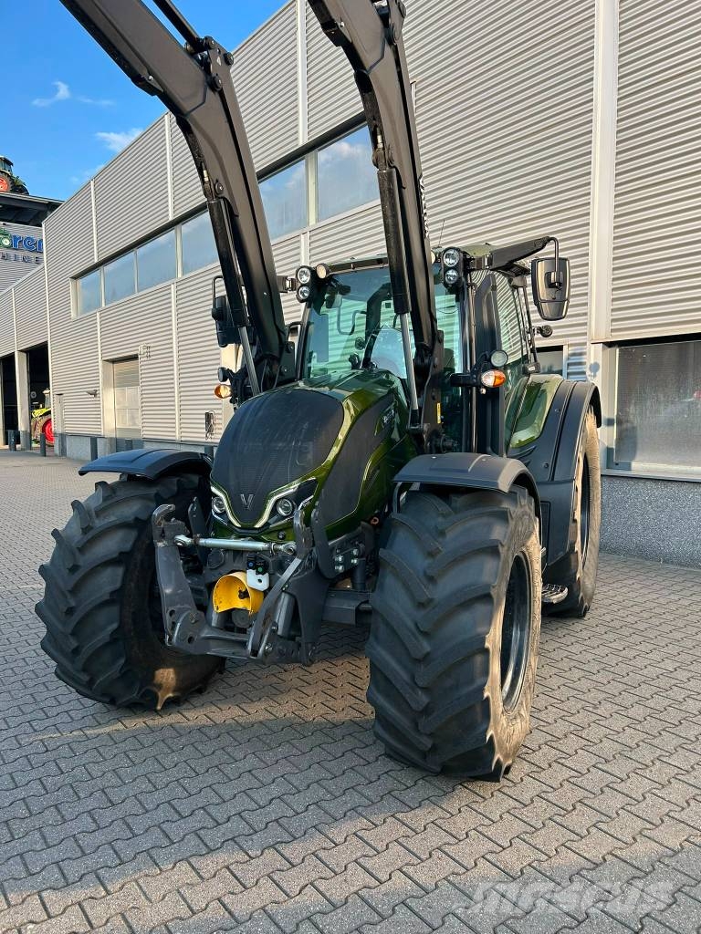 Valtra N155 Tractor met voorlader Traktorit