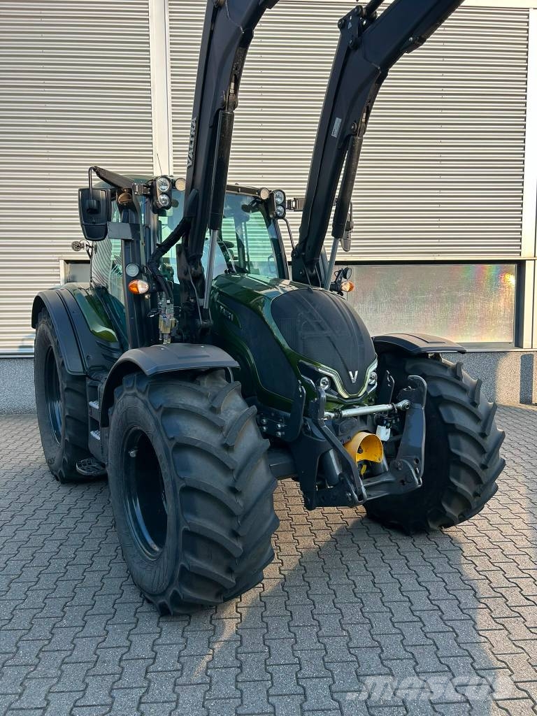 Valtra N155 Tractor met voorlader Traktorit