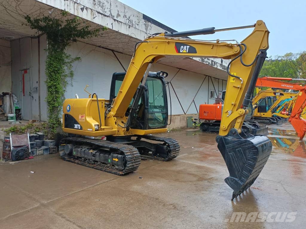 CAT 307 D حفارات زحافة