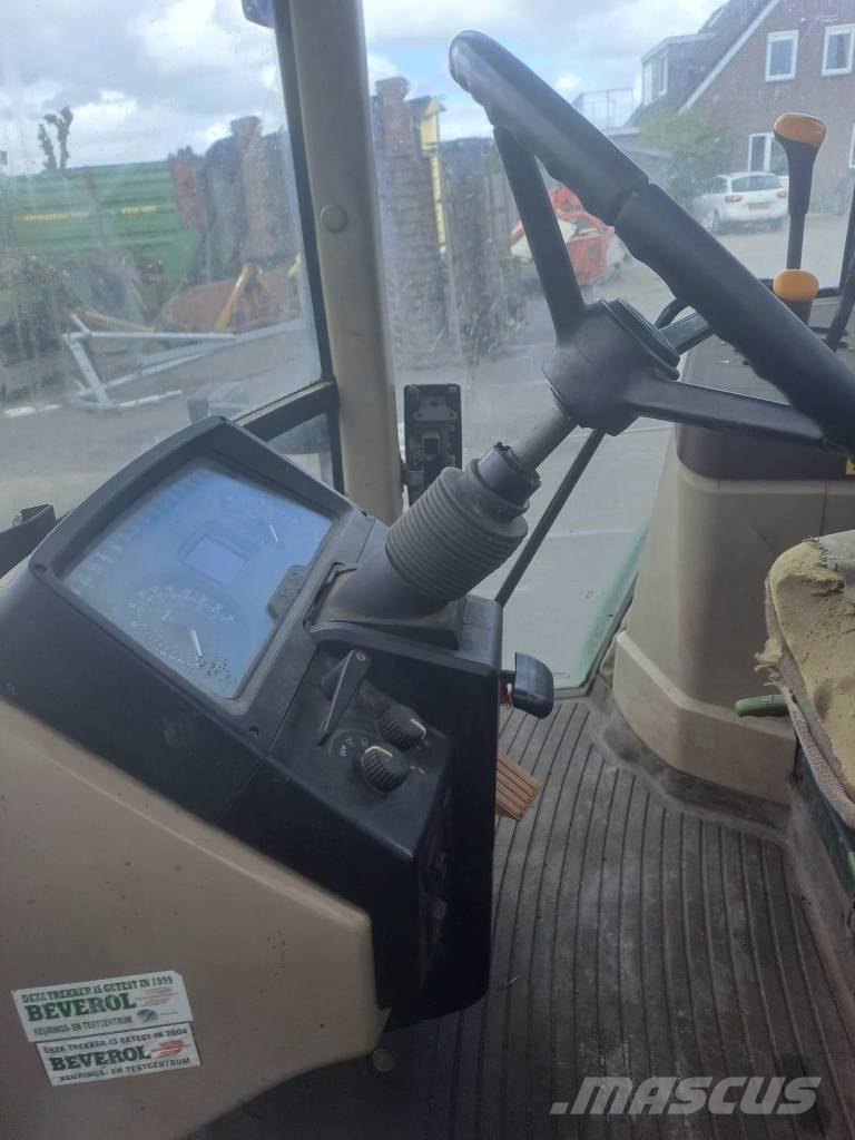 John Deere 6210    met werk Traktorit