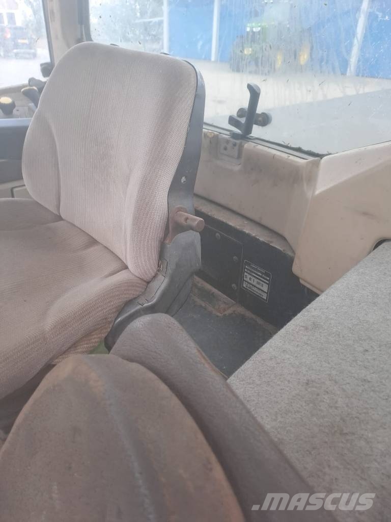John Deere 6210    met werk Traktorit