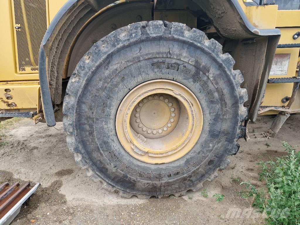 CAT CAT966H Kolové nakladače