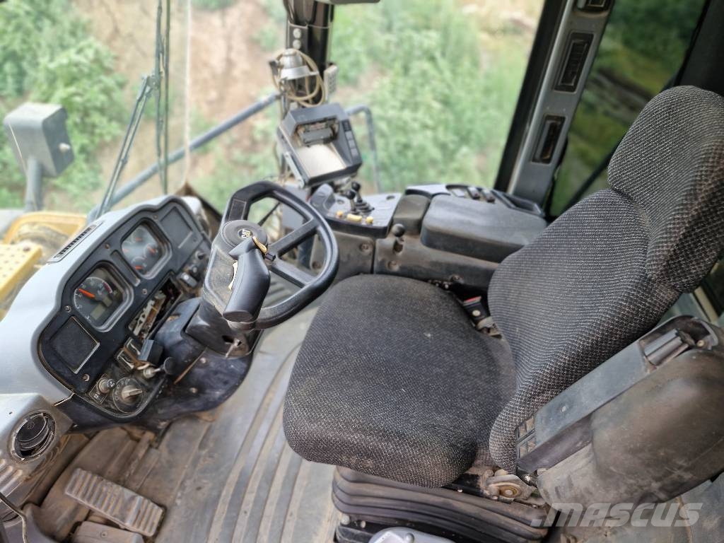 CAT CAT966H Kolové nakladače