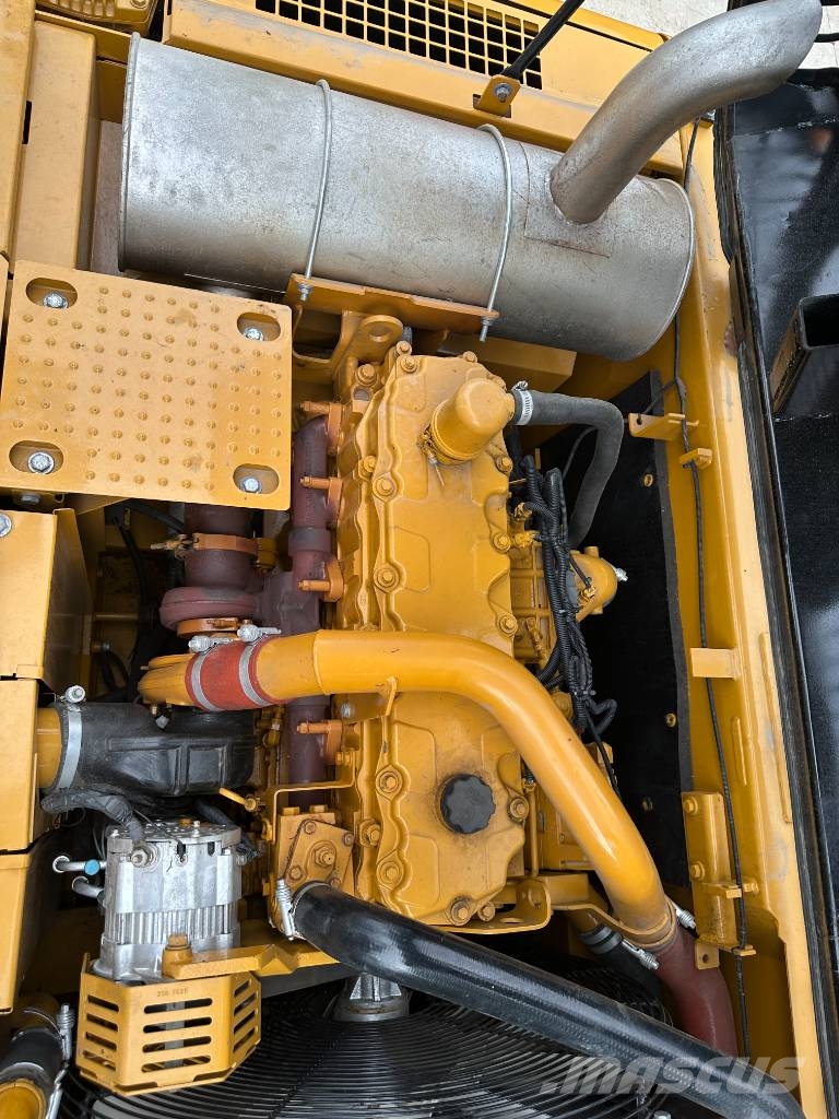 CAT 325D2L 3000 units excavators in stock Raupenbagger