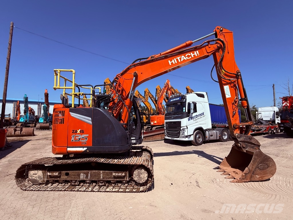 Hitachi ZX 135 US-7 حفارات زحافة