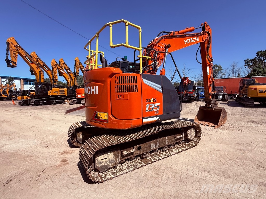 Hitachi ZX 135 US-7 حفارات زحافة