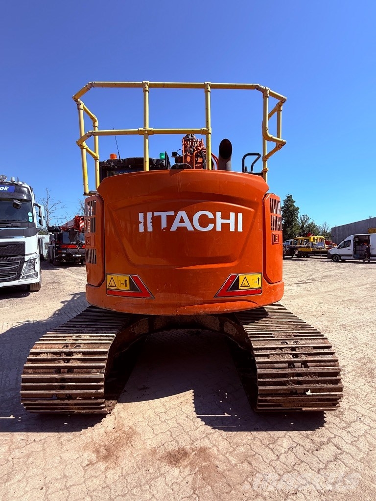Hitachi ZX 135 US-7 حفارات زحافة