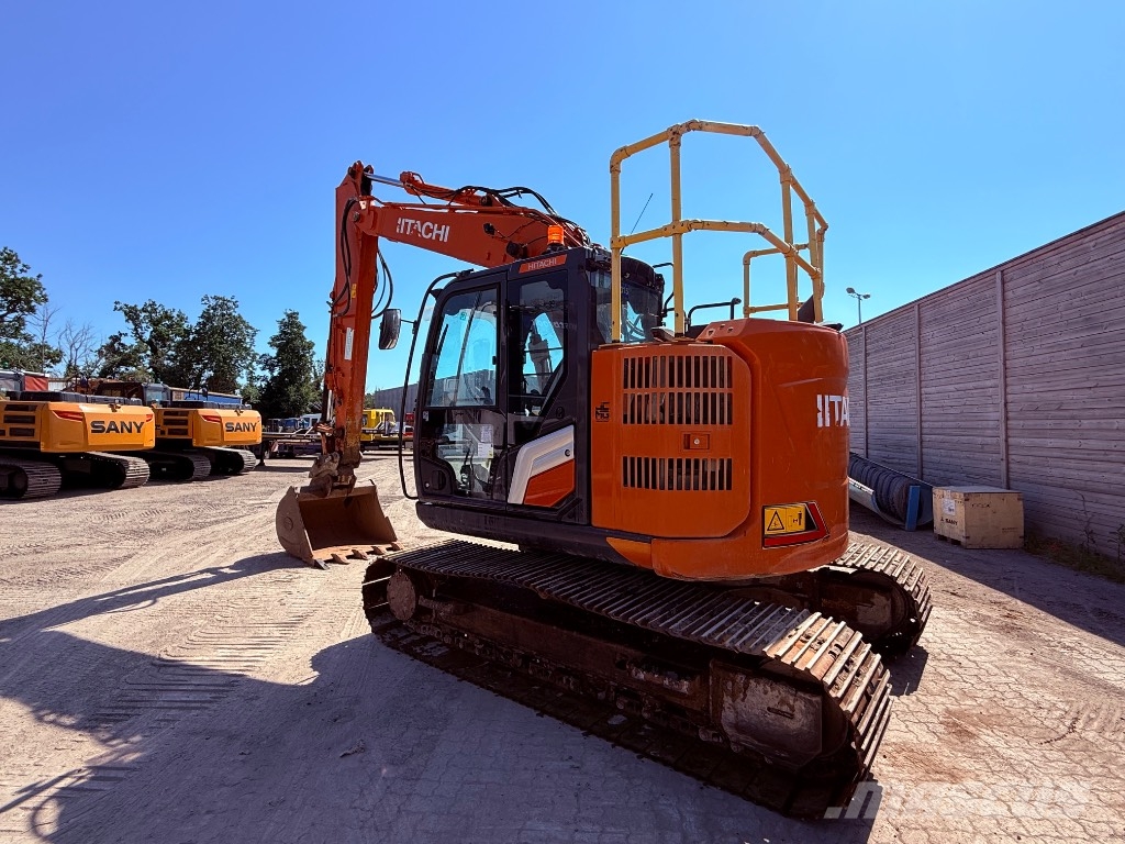 Hitachi ZX 135 US-7 حفارات زحافة