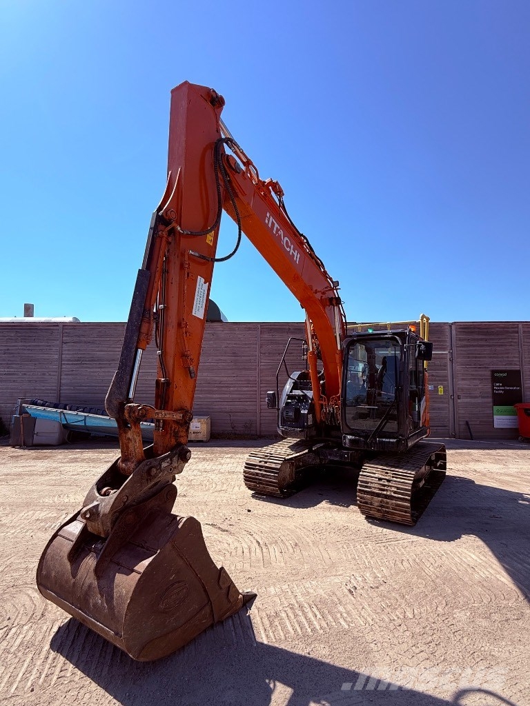 Hitachi ZX 135 US-7 حفارات زحافة