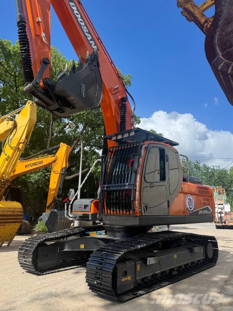 Doosan DX 225 LCA Közepes (midi) kotrók 7 t - 12 t
