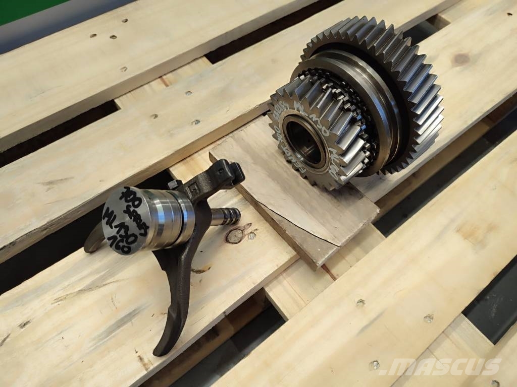 Fendt Sprocket with fork M716100080300 Fendt 700 Series Ülekandemehhanism