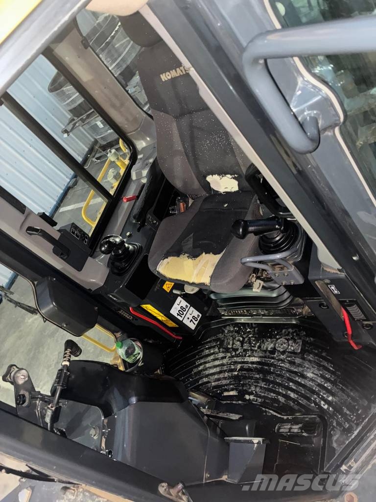 Komatsu D65PXI-18 Гусеничные бульдозеры