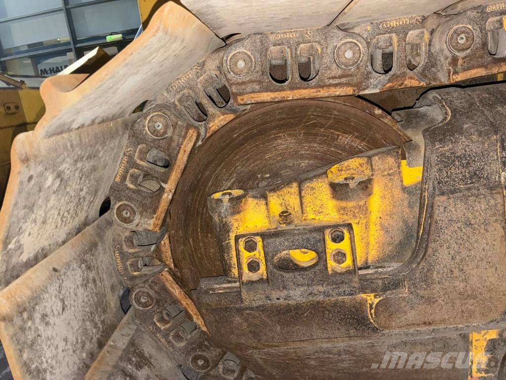 Komatsu D65PXI-18 Гусеничные бульдозеры