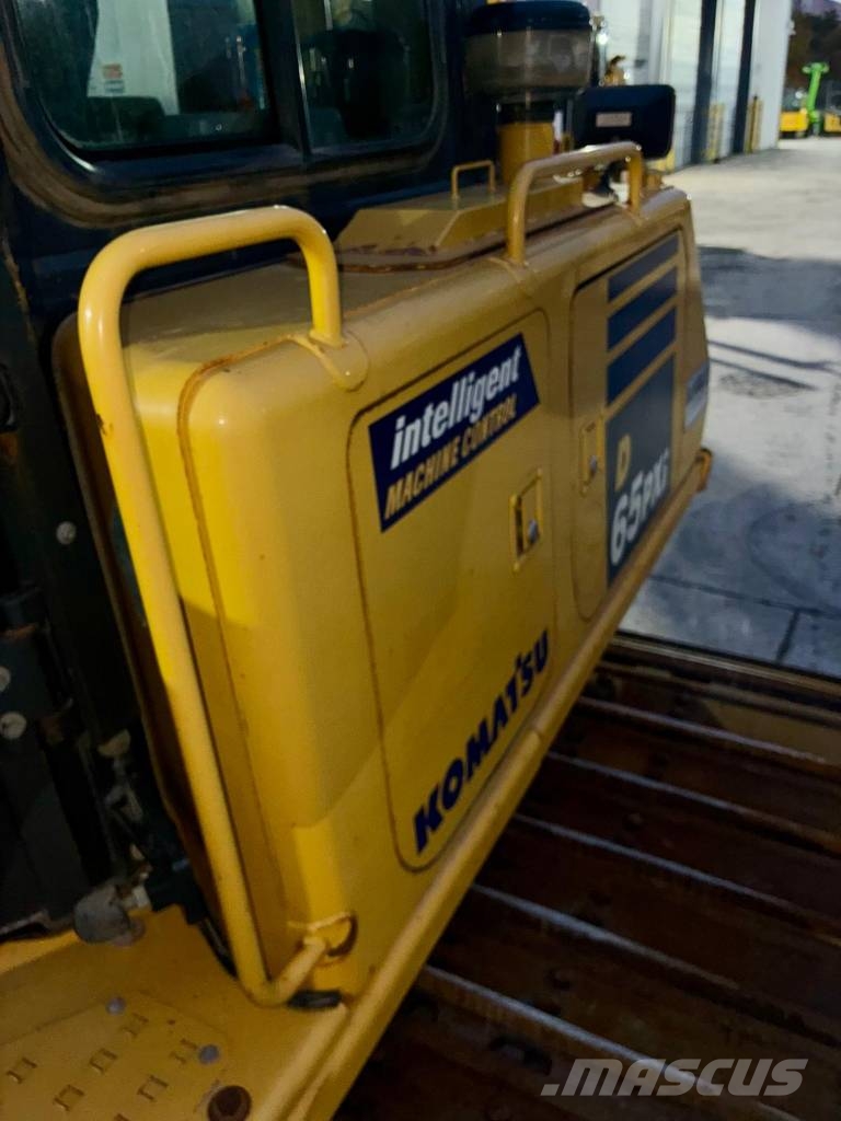 Komatsu D65PXI-18 Гусеничные бульдозеры