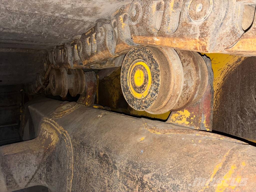 Komatsu D65PXI-18 Гусеничные бульдозеры