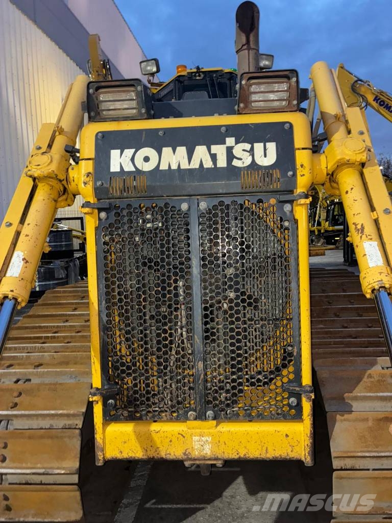 Komatsu D65PXI-18 Гусеничные бульдозеры