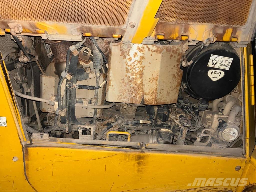 Komatsu D65PXI-18 Гусеничные бульдозеры