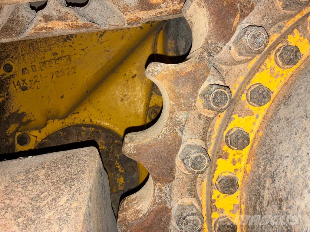 Komatsu D65PXI-18 Гусеничные бульдозеры