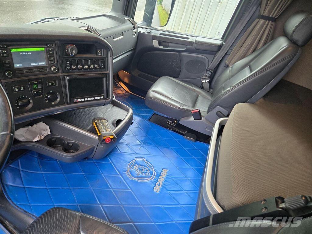 Scania R520 8X4 3 FLOOR Kamioni za prevoz životinja