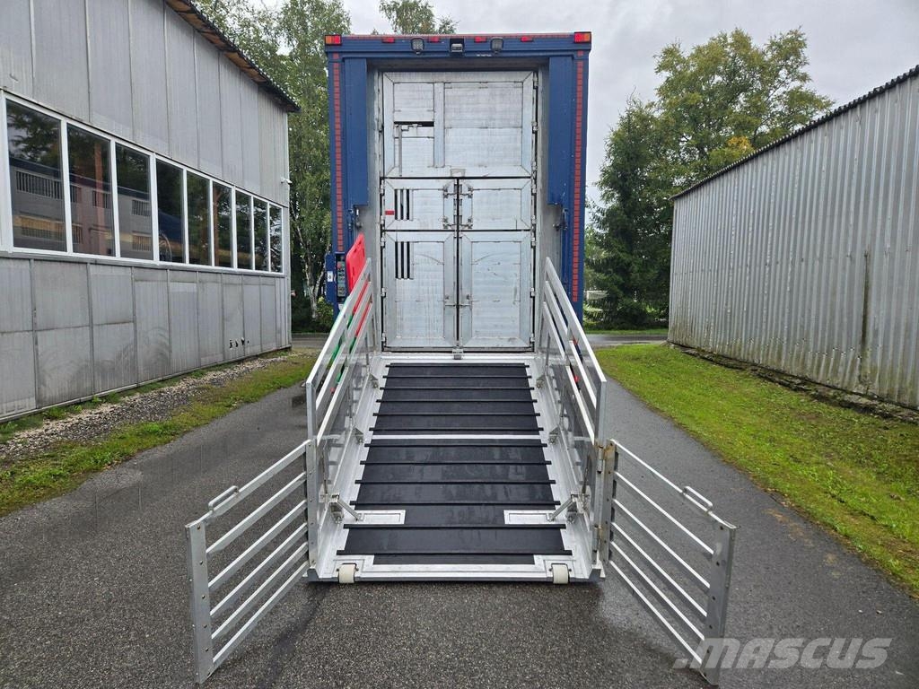 Scania R520 8X4 3 FLOOR Kamioni za prevoz životinja