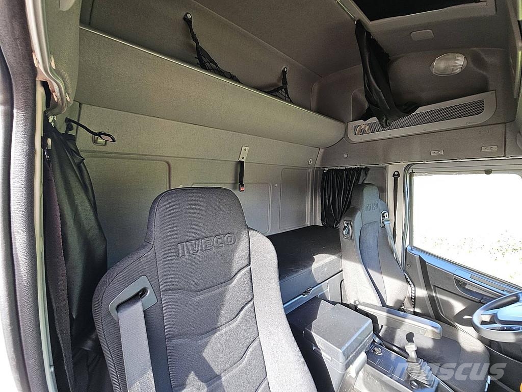 Iveco 160E28 EUROCARGO Camiones con caja de remolque
