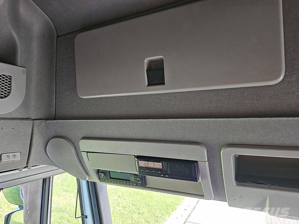 Iveco 160E28 EUROCARGO Camiones con caja de remolque