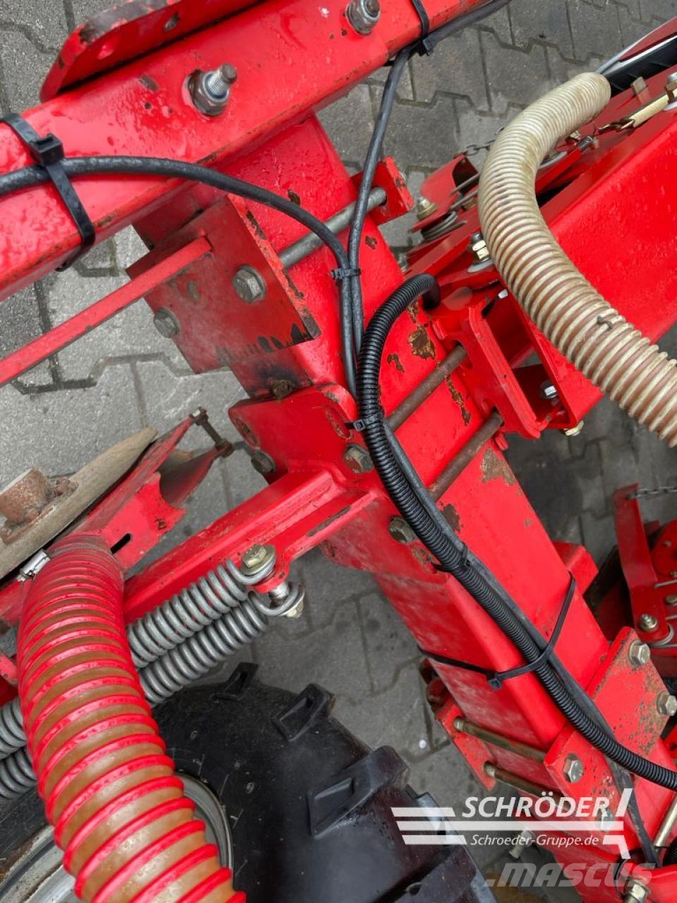 Kverneland ACCORD OPTIMA E-DRIVE + FRONTTANK Precision sowing machines