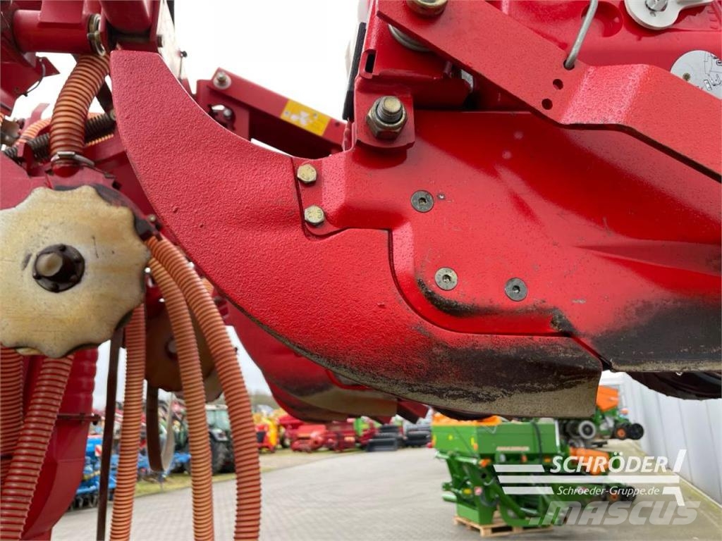 Kverneland ACCORD OPTIMA E-DRIVE + FRONTTANK Precision sowing machines