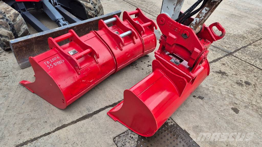 Takeuchi TB250-2 - POWERTILT - 2021 YEAR - 3315 HOURS Mini bageri < 7t
