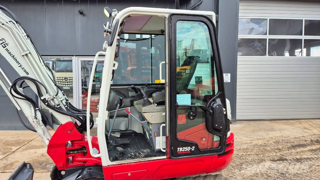 Takeuchi TB250-2 - POWERTILT - 2021 YEAR - 3315 HOURS Mini bageri < 7t