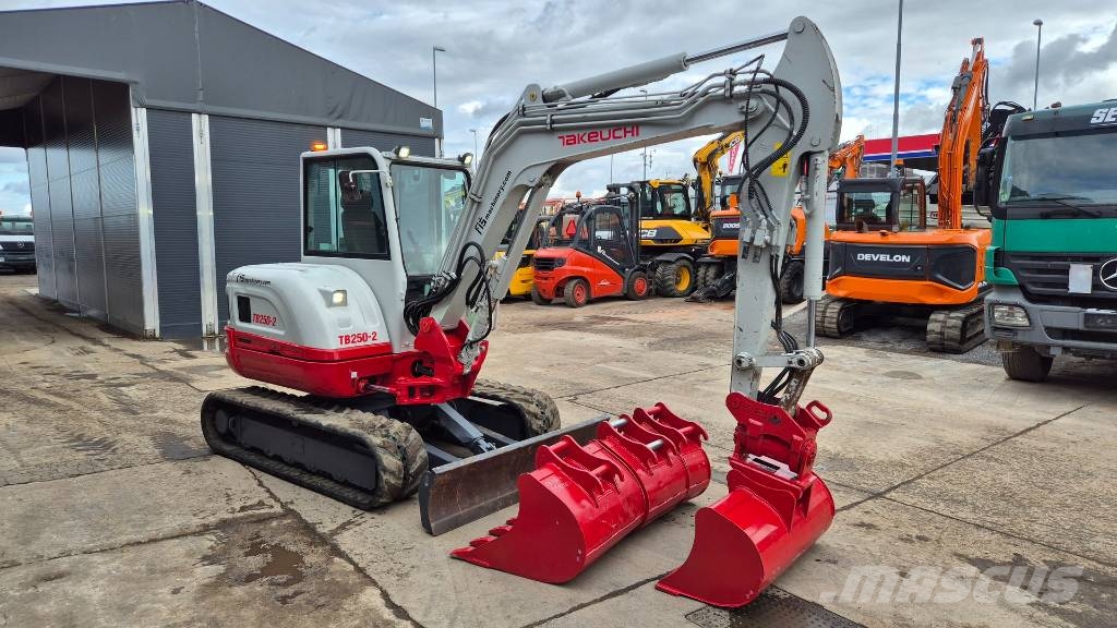 Takeuchi TB250-2 - POWERTILT - 2021 YEAR - 3315 HOURS Mini bageri < 7t