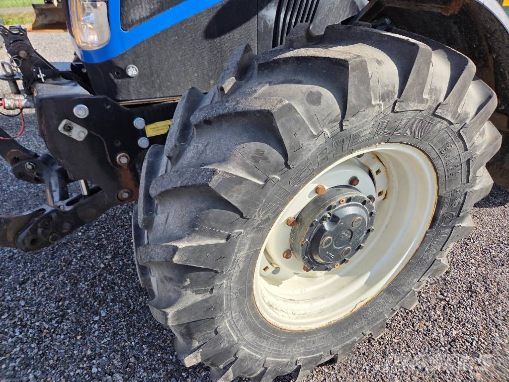 New Holland TD5,85 med snö och soputrustning TD 5.85 Traktorer