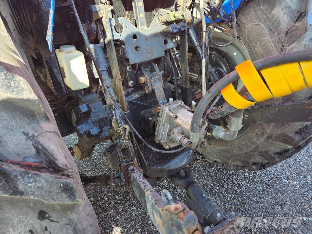 New Holland TD5,85 med snö och soputrustning TD 5.85 Traktorer