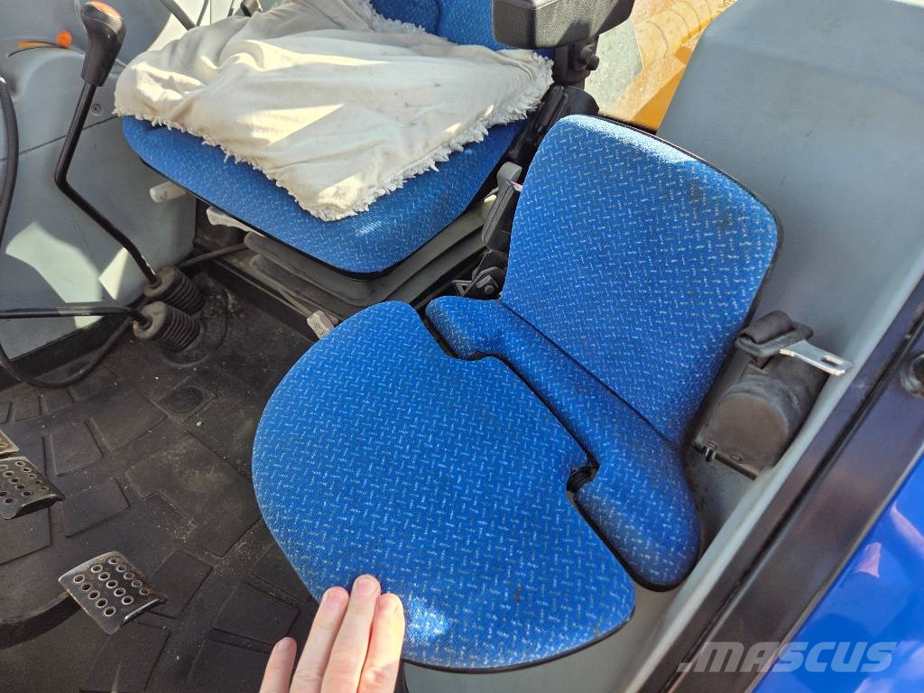New Holland TD5,85 med snö och soputrustning TD 5.85 Traktorer