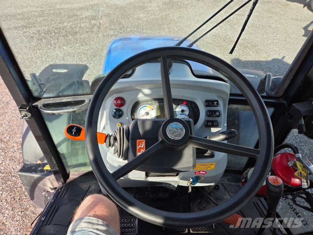 New Holland TD5,85 med snö och soputrustning TD 5.85 Traktorer