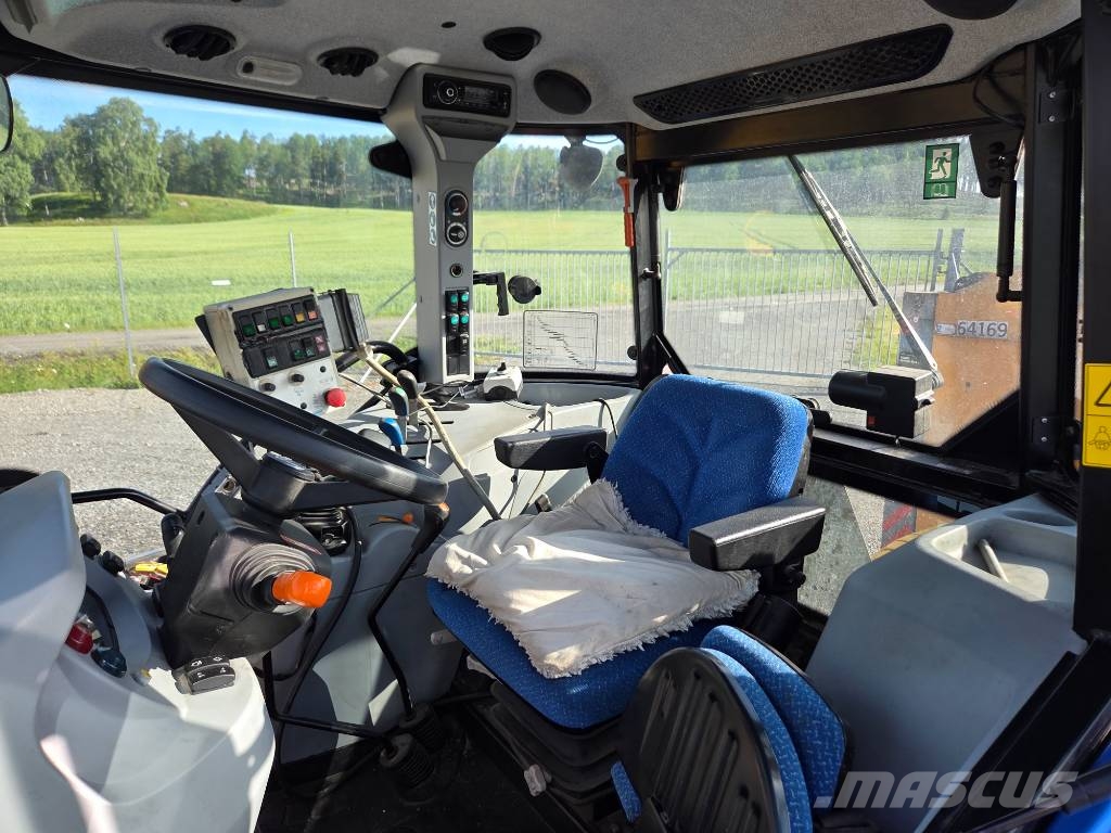 New Holland TD5,85 med snö och soputrustning TD 5.85 Traktorer