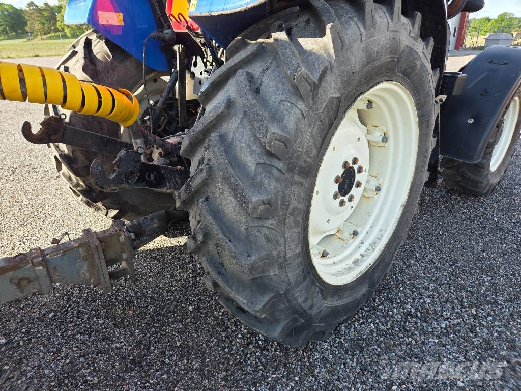 New Holland TD5,85 med snö och soputrustning TD 5.85 Traktorer