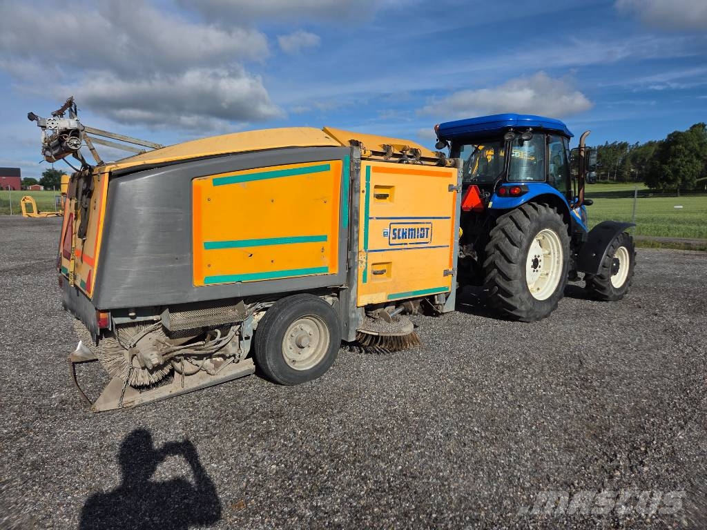New Holland TD5,85 med snö och soputrustning TD 5.85 Traktorer