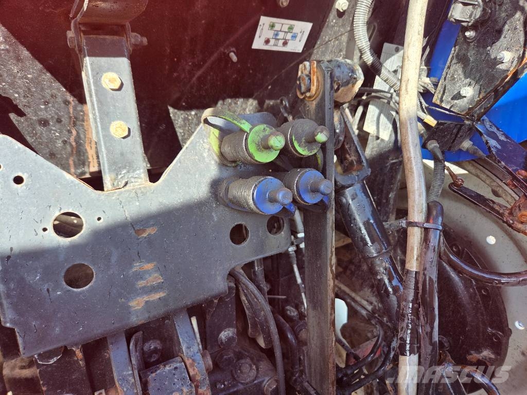 New Holland TD5,85 med snö och soputrustning TD 5.85 Traktorer
