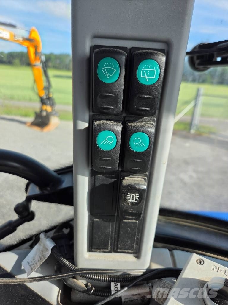 New Holland TD5,85 med snö och soputrustning TD 5.85 Traktorer