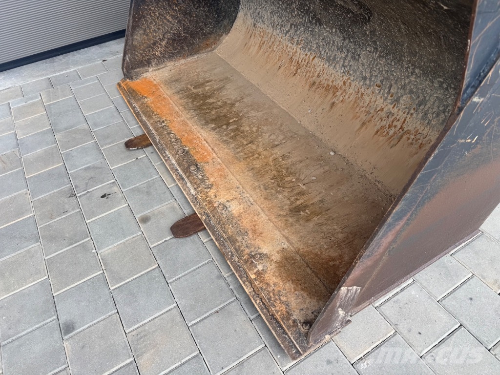 CAT 908 Kolesni nakladalci