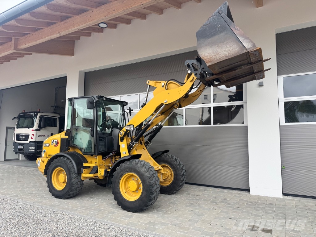 CAT 908 Kolesni nakladalci